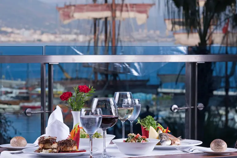 Restoran &amp; Bar / Kaptan Otel